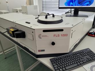 FOTOLUMINISCENČNÍ SPEKTROMETR S OPTICKÝM KRYOSTATEM A INTEGRAČNÍ SFÉROU